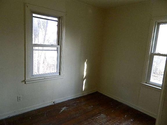 3rd image of 530 Leland Ave