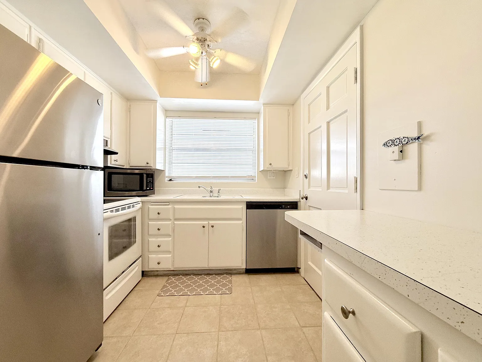 2 bed, 2.0 bath, 975 sqft, $4,800 — Photo 4