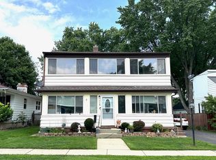 718 Parkway Ave #B, Elgin, IL 60120