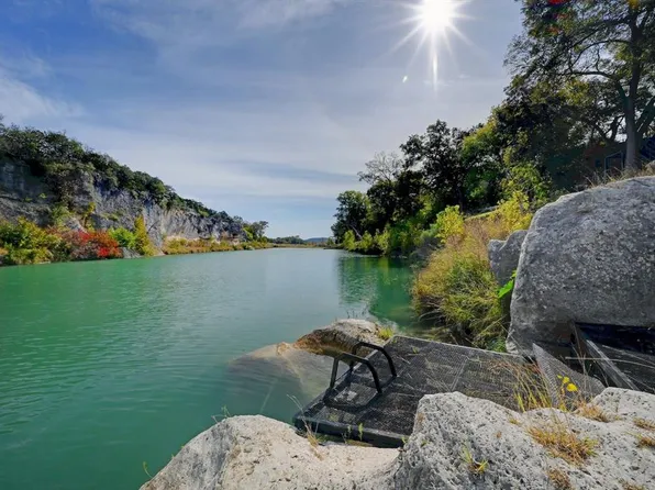 212 Bluff Rd, Fischer, TX 78623