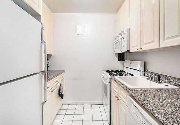 4th image of 401 E 89th St APT 3J