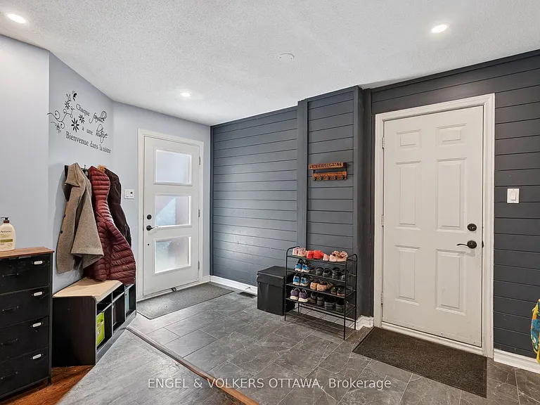 1033 Como Cres — Photo 3