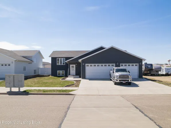 436 37th St E, Dickinson, ND 58601