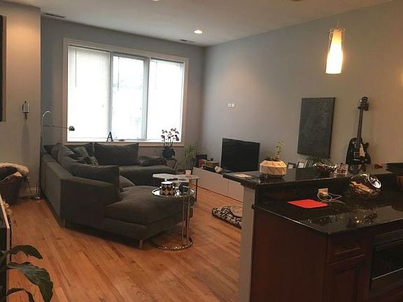 4th image of 2426 W Erie St #1