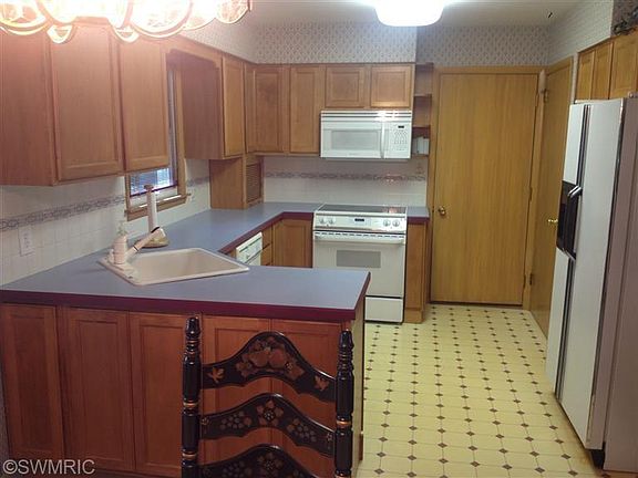4th image of 1170 Wintergreen Dr