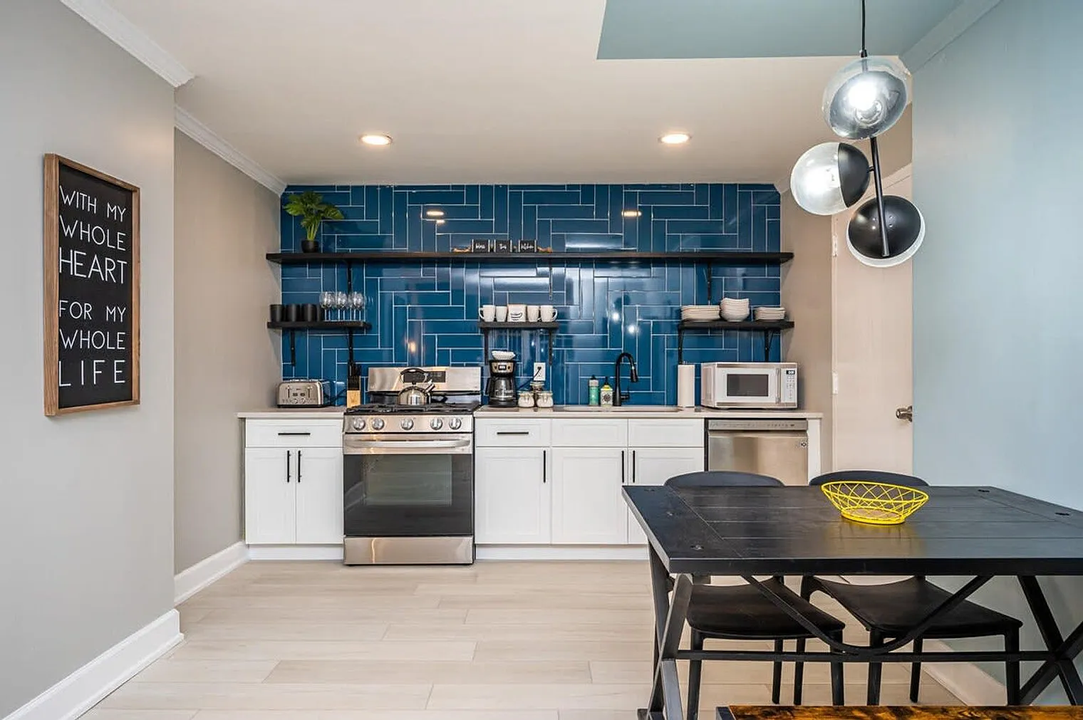 3 bed, 1.0 bath, 990 sqft, $2,494 — Photo 3