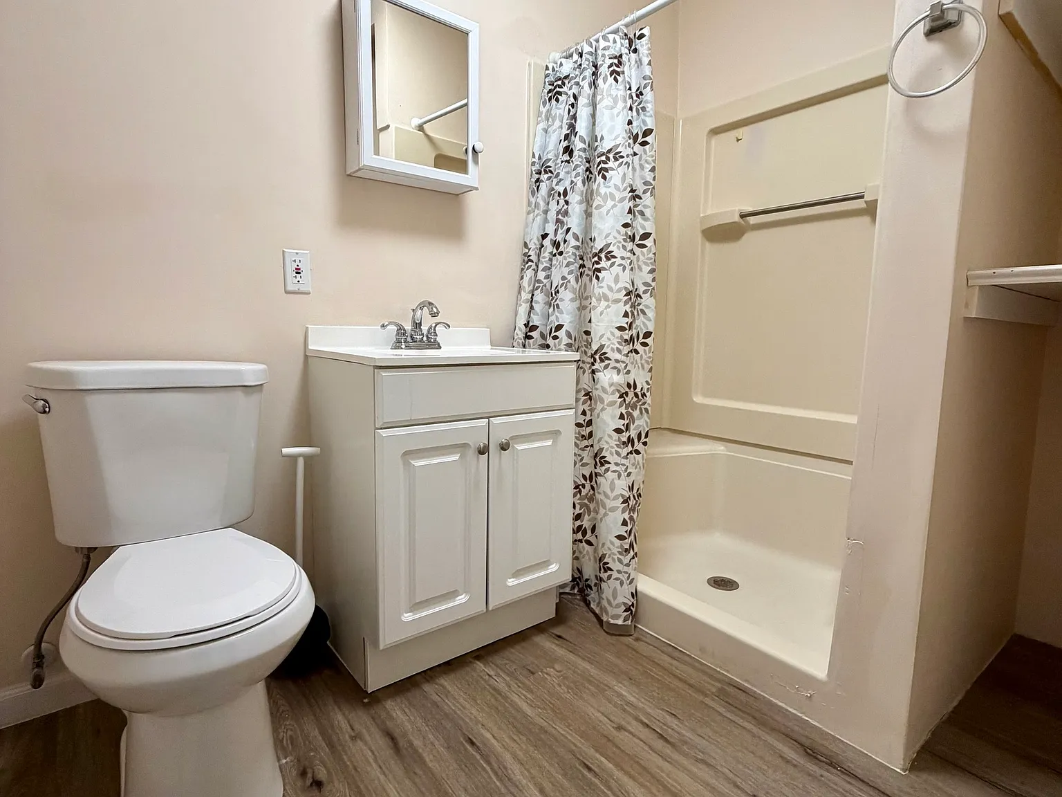 3 bed, 1.0 bath, 1382 sqft, $1,800 — Photo 3