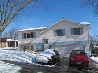 2064 Woodrow Dr, Dubuque, IA 52002