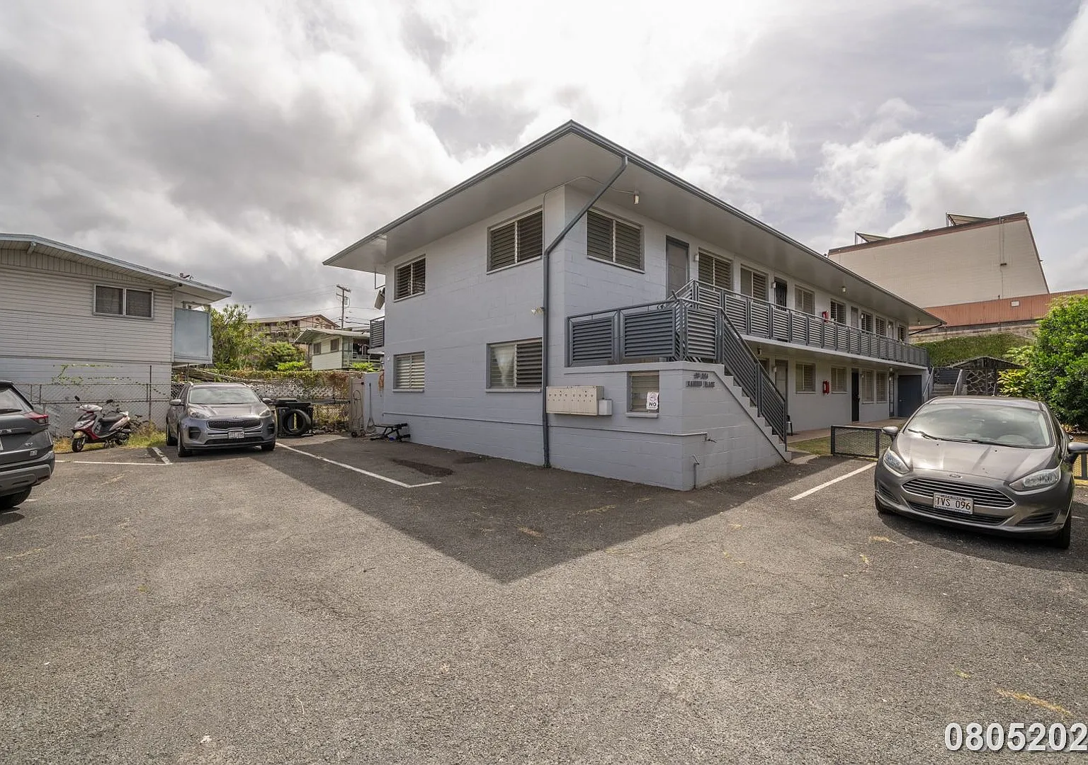 Available Now! 2 BD / 1 BA / 1 parking in Aiea — Photo 1