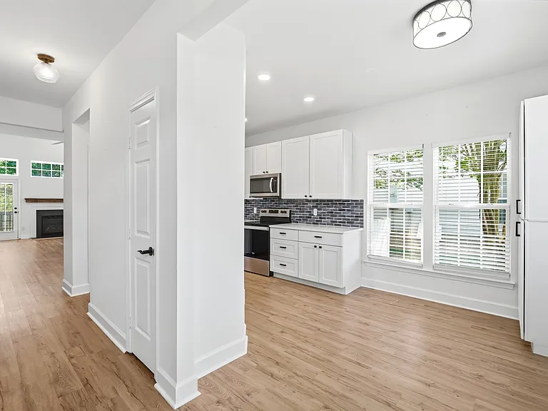 4084 Holly Villa Cir — Photo 18