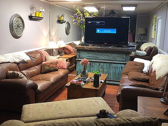 living room area/ was salon 