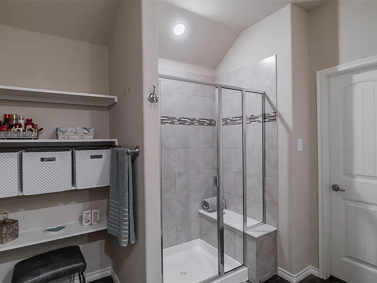 562 Jamestown Ln — Photo 13