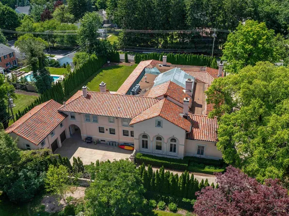 189 Cloverly Rd, Grosse Pointe Farms, MI 48236