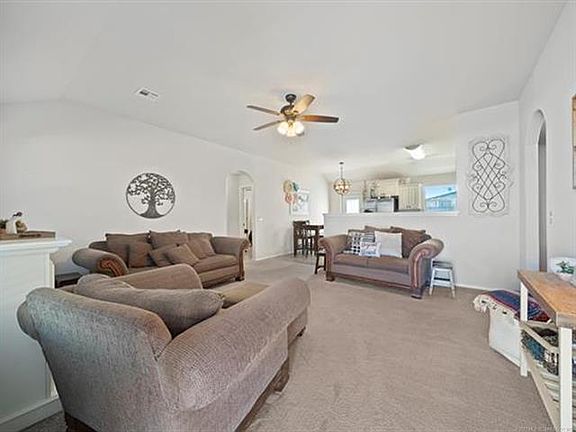 5th image of 502 E Carlos Ave