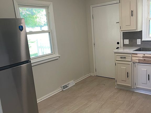 4th image of 15947 106th Ave