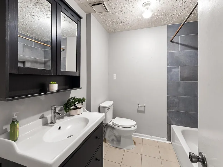 1202 Manorglen Dr — Photo 17