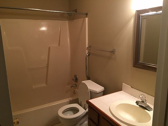 5th image of 3300 Crestwood Dr APT 2