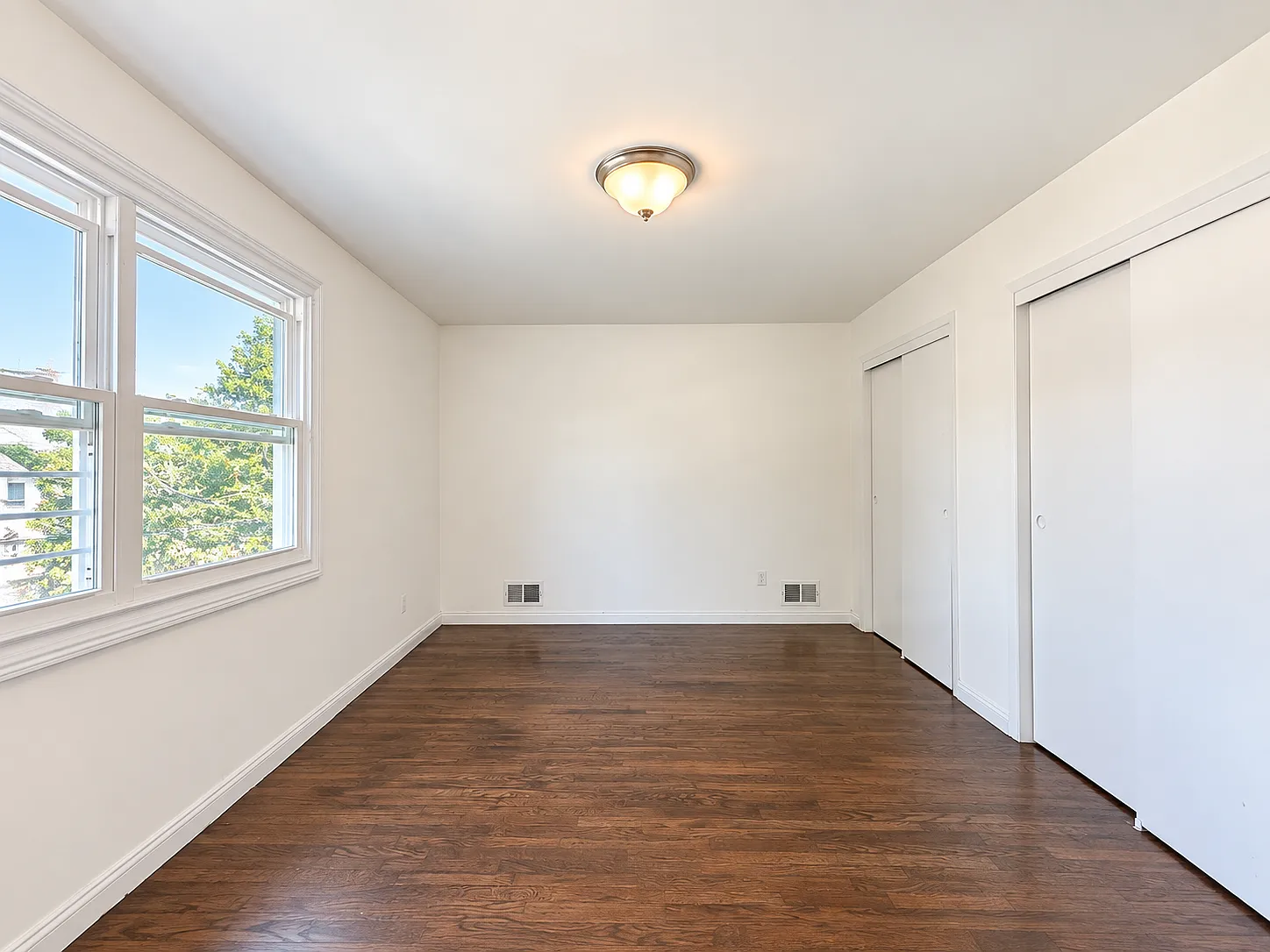 3 bed, 1.5 bath, 1674 sqft, $3,811 — Photo 2