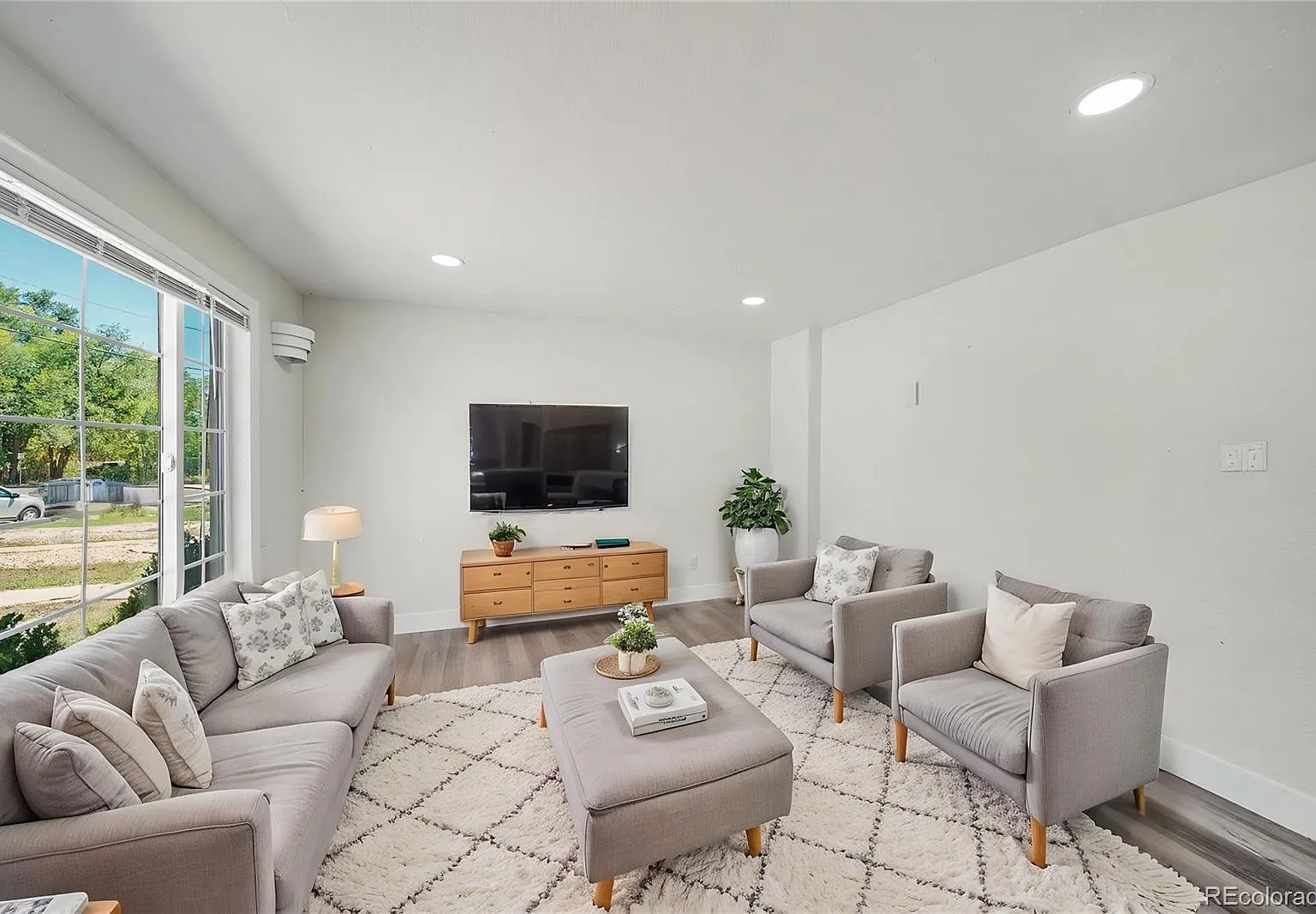 2 bed, 1.0 bath, 815 sqft, $1,795 — Photo 2