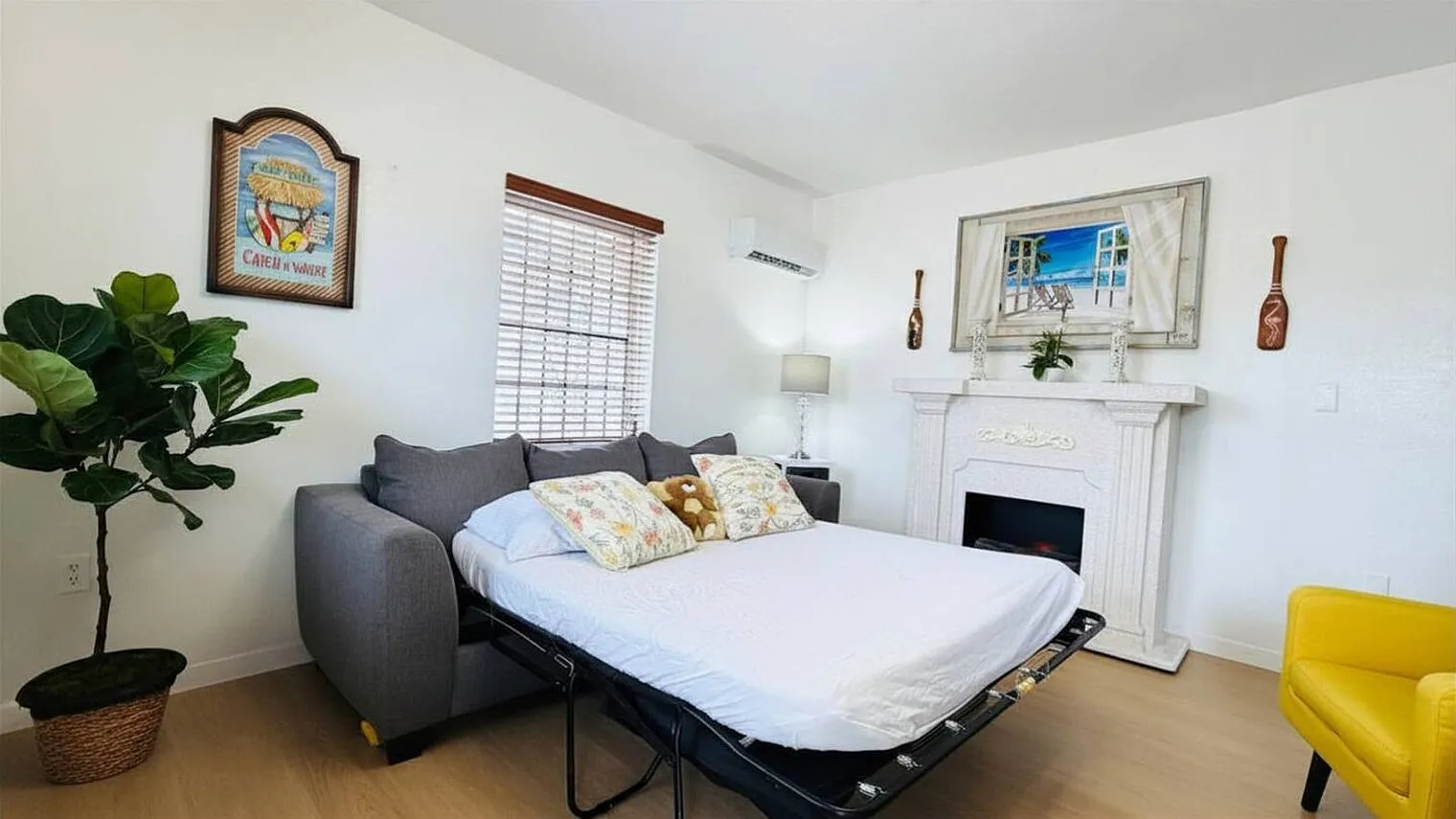 2 bed, 1.0 bath, 893 sqft, $4,459 — Photo 2