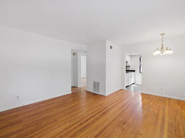 302 E 19th St #2B — Photo 6