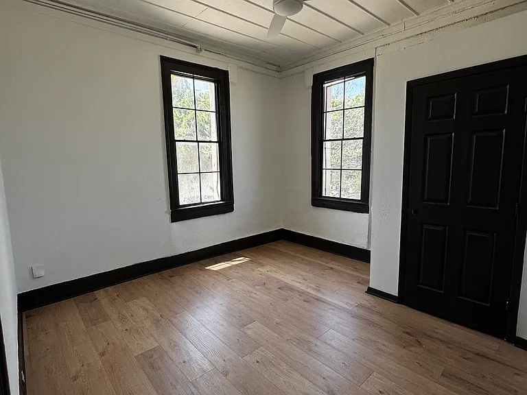 421 E Henderson St — Photo 1