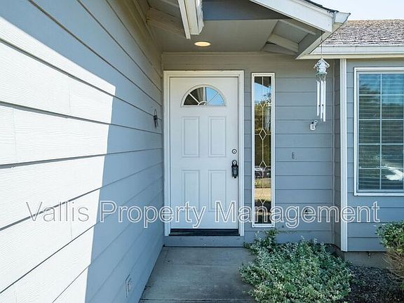 5th image of 3234 23rd Ave SE