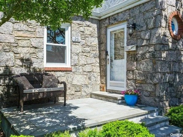 29 Bond Avenue, Malverne, NY 11565
