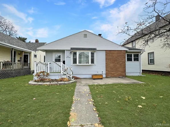 917 7th Ave S, Escanaba, MI 49829