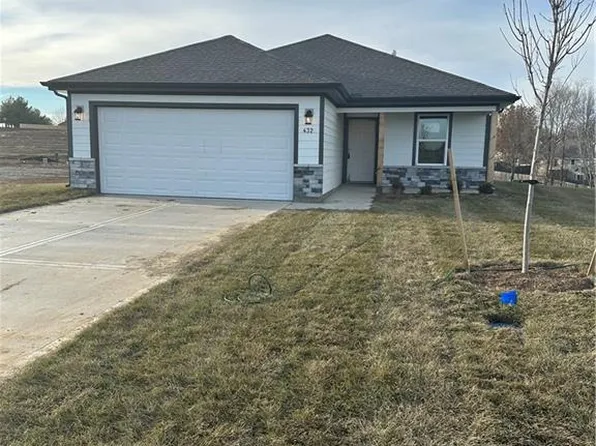 432 Park Hill Dr, Tonganoxie, KS 66086