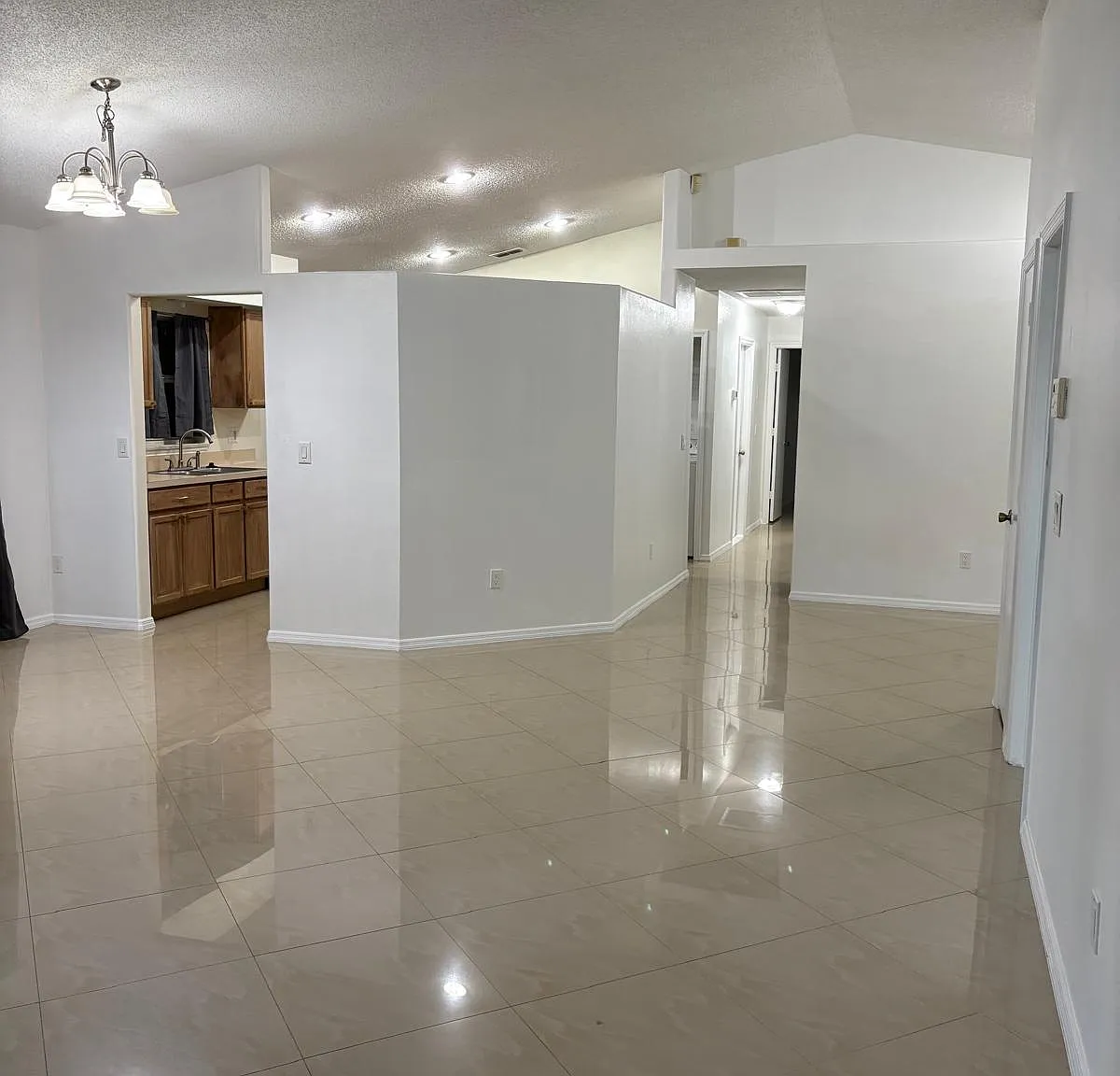 3 bed, 1368 sqft, $2,400 — Photo 2