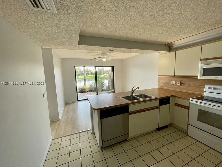 11894 SW 12th Pl #11894 — Photo 9