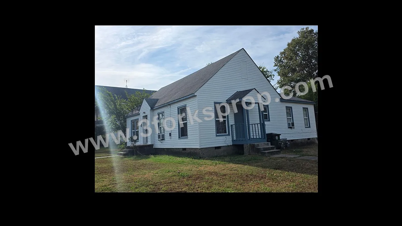 124 N P St — Photo 1