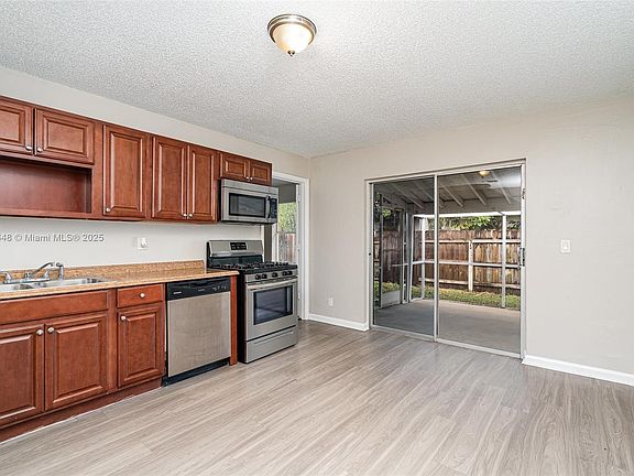 4th image of 6149 Bluegrass Cir