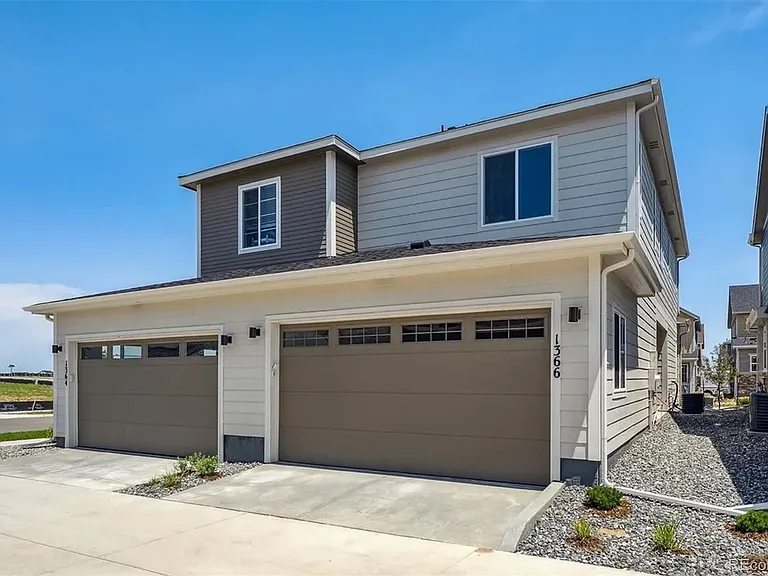 1366 Penner Dr — Photo 2