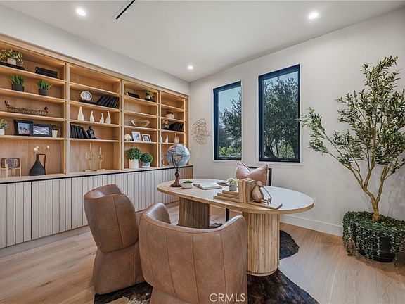 4th image of 16252 Addison St