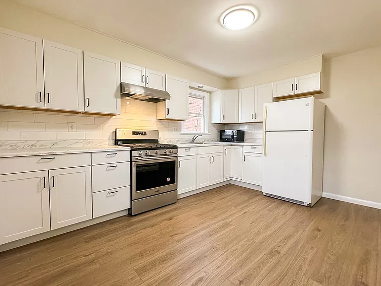 825 Dewey St #2 — Photo 3