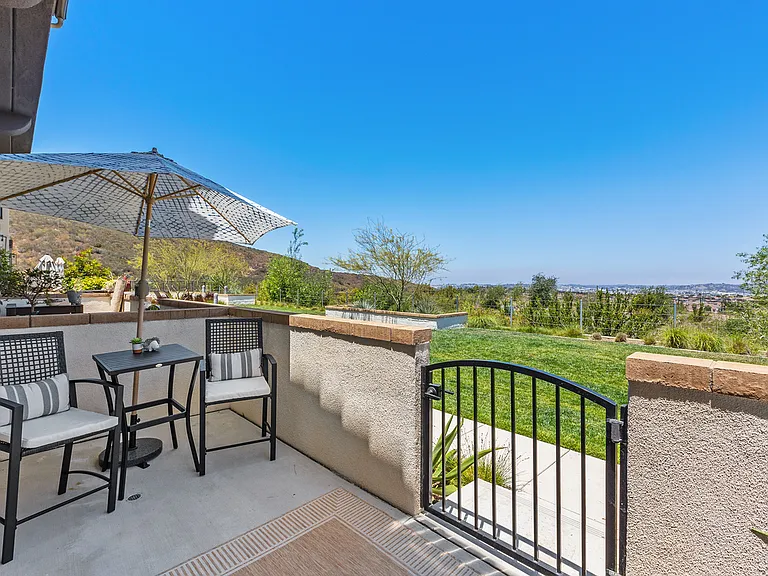 805 Blackstone Dr — Photo 3