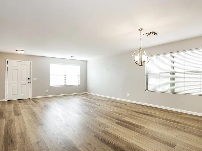4015 S 59th Ln — Photo 3