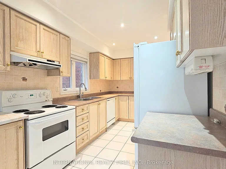 195 Warwick Cres — Photo 6