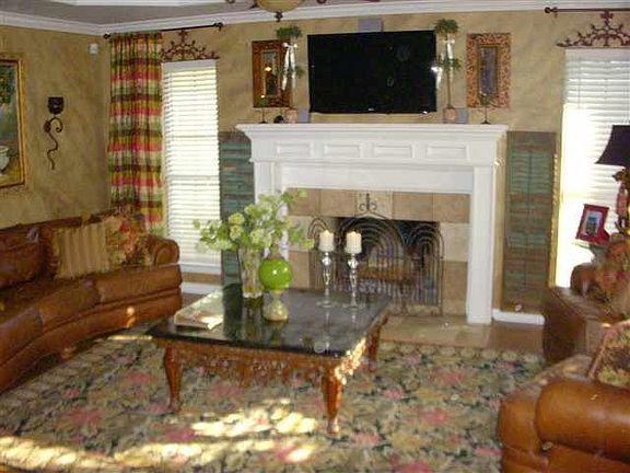 3rd image of 5210 Greenbriar Ln