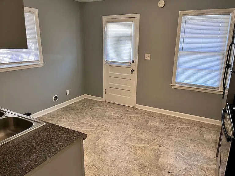 2407 Crestview Dr — Photo 2