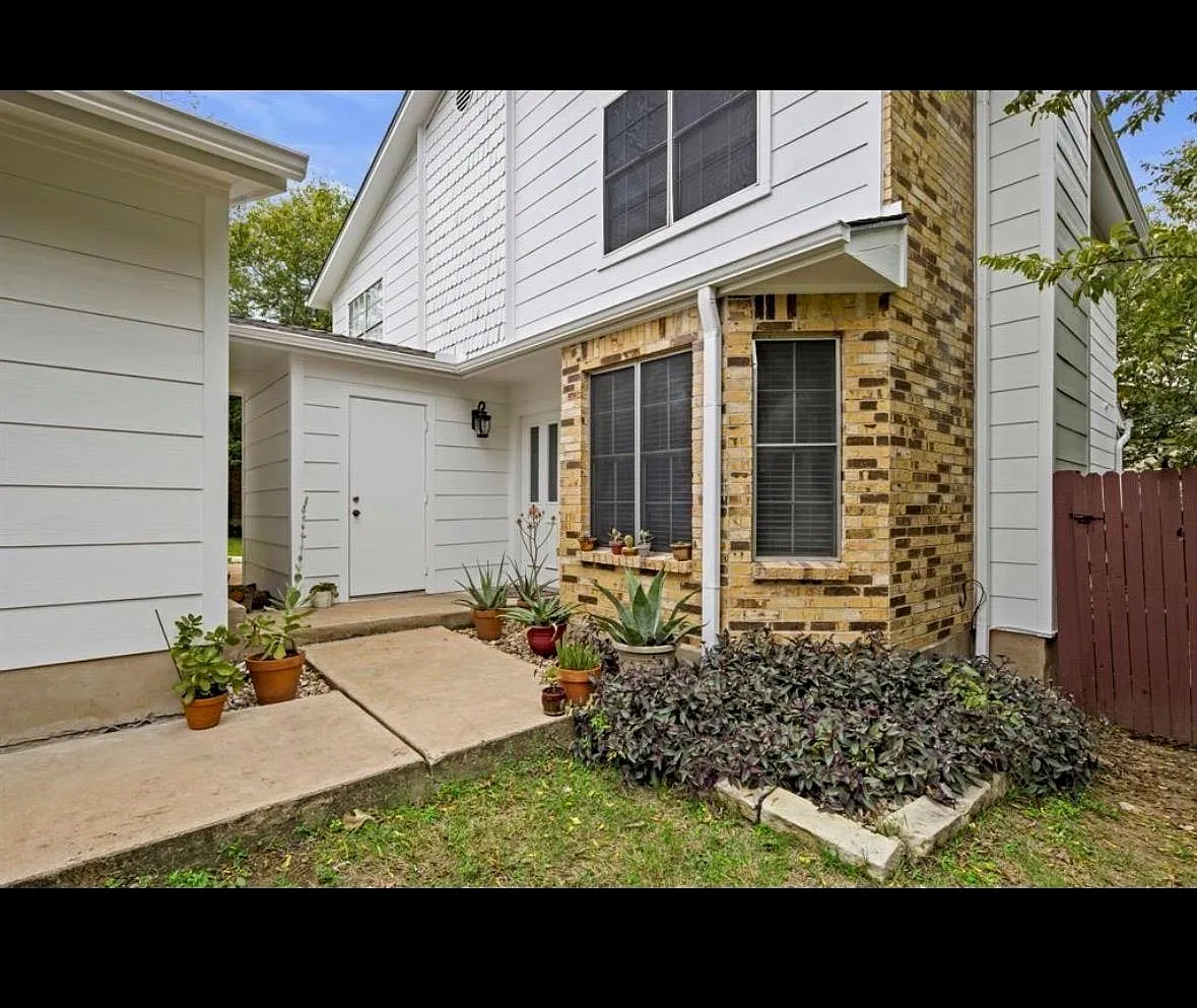 2 bed, 2.5 bath, 1300 sqft, $1,950 — Photo 2
