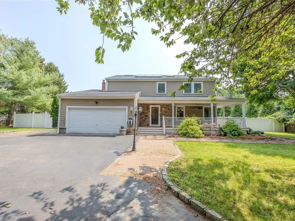 4 Robert Court, Center Moriches, NY 11934