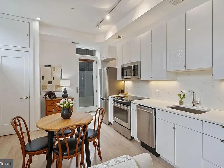 1211 G St SE #1 — Photo 3