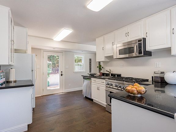 4th image of 46 Oakland Ave