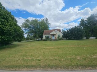 8005 Peet Rd, Chesaning, MI 48616