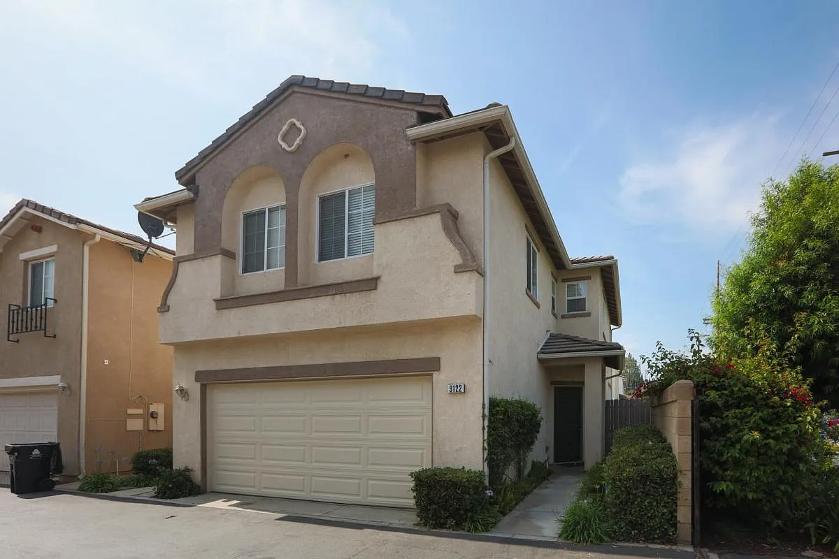 4 bed, 2.5 bath, 1900 sqft, $4,695 — Photo 1