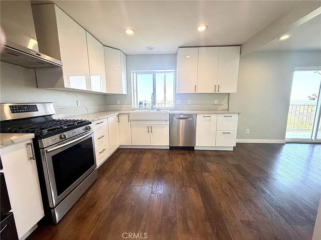4 bed, 2878 sqft, $5,200 — Photo 3