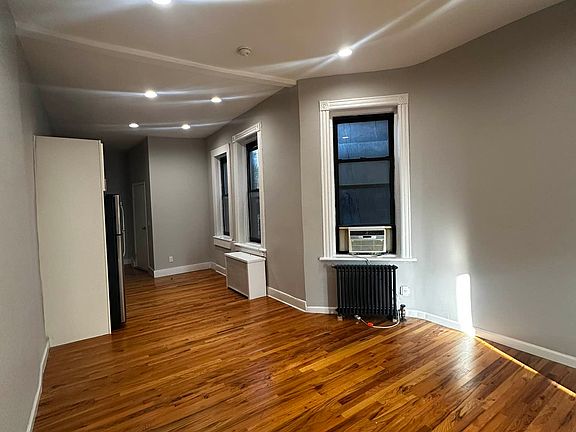 3rd image of 27 Prince St APT 10